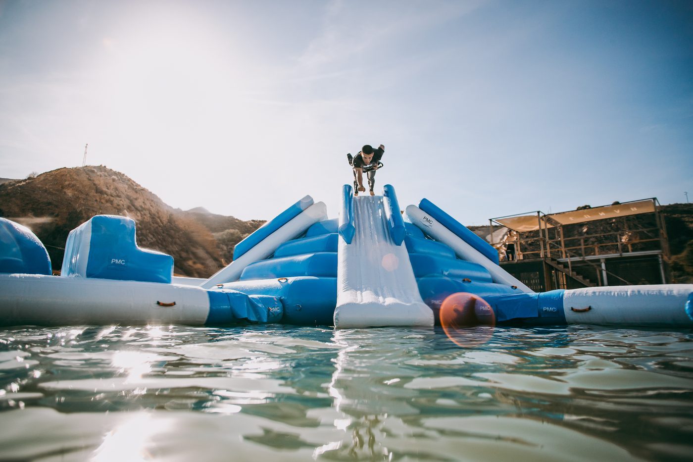 Diversión salpicando en inflables