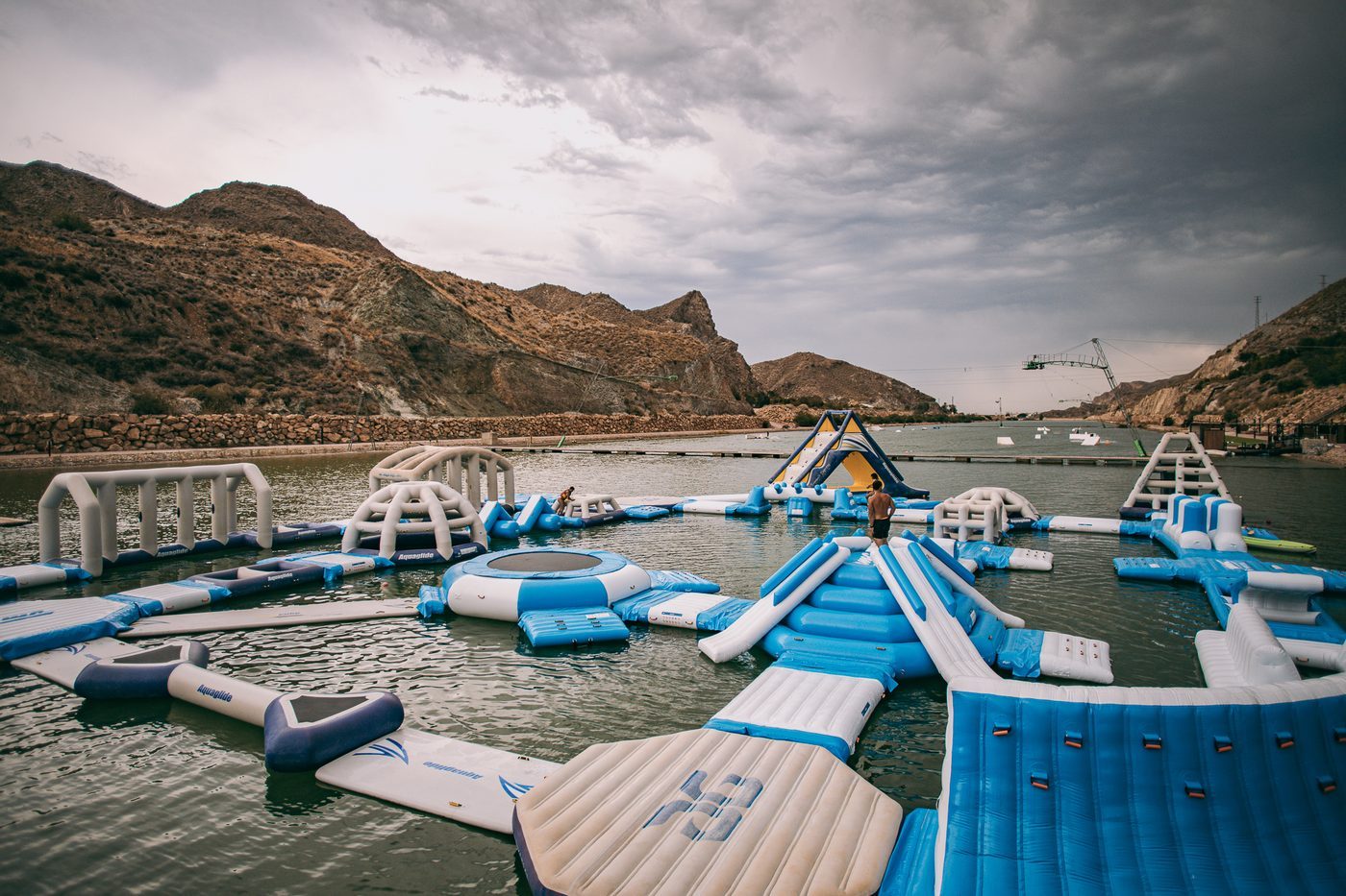 Vista aérea del parque acuático inflable en Lunar Almería