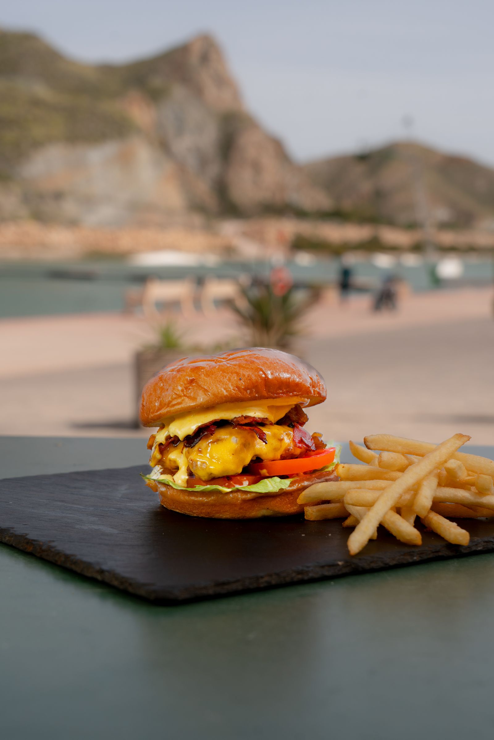 Burger obfity w Lunar Beach Bar