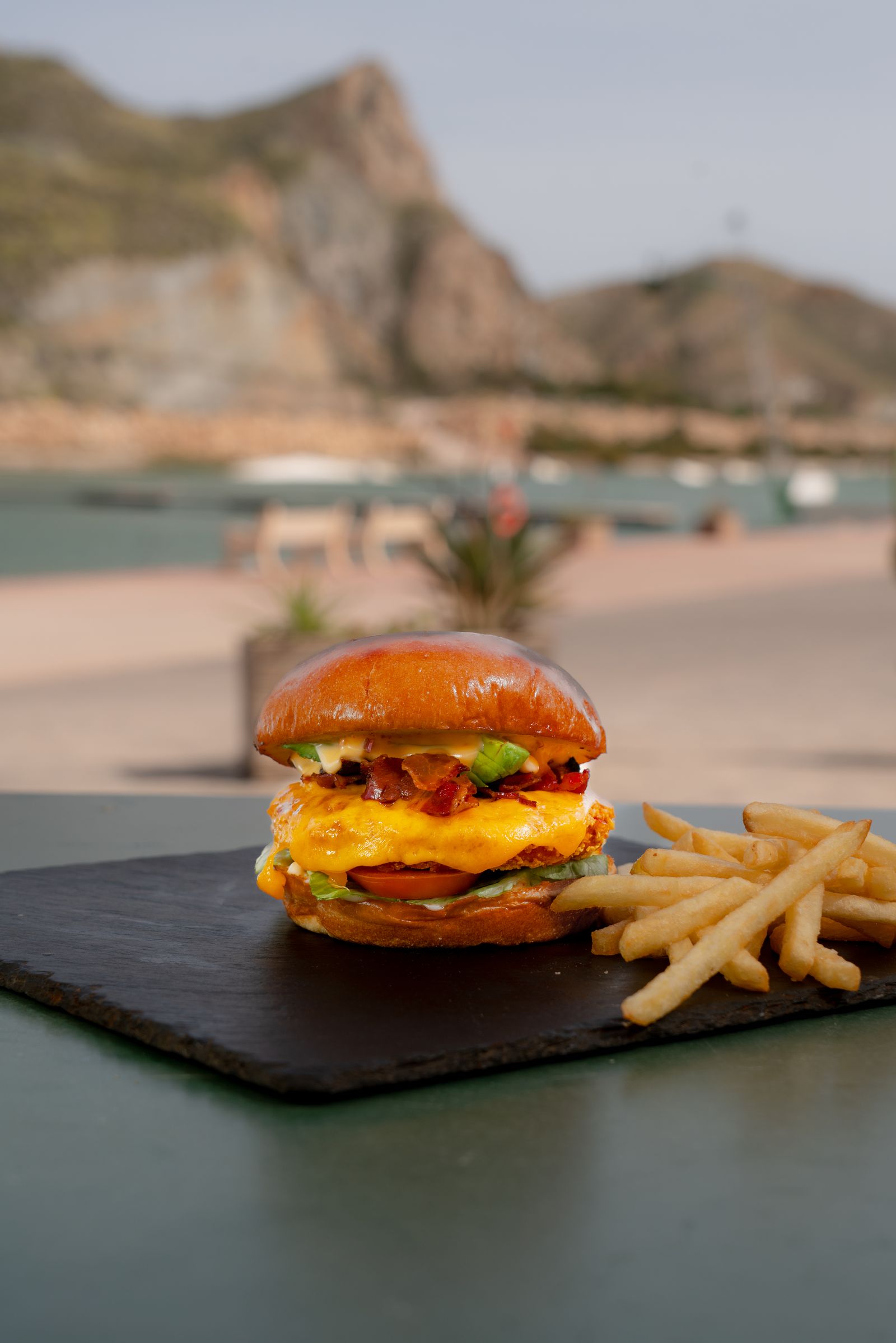 Gourmet burger w Lunar Beach Bar