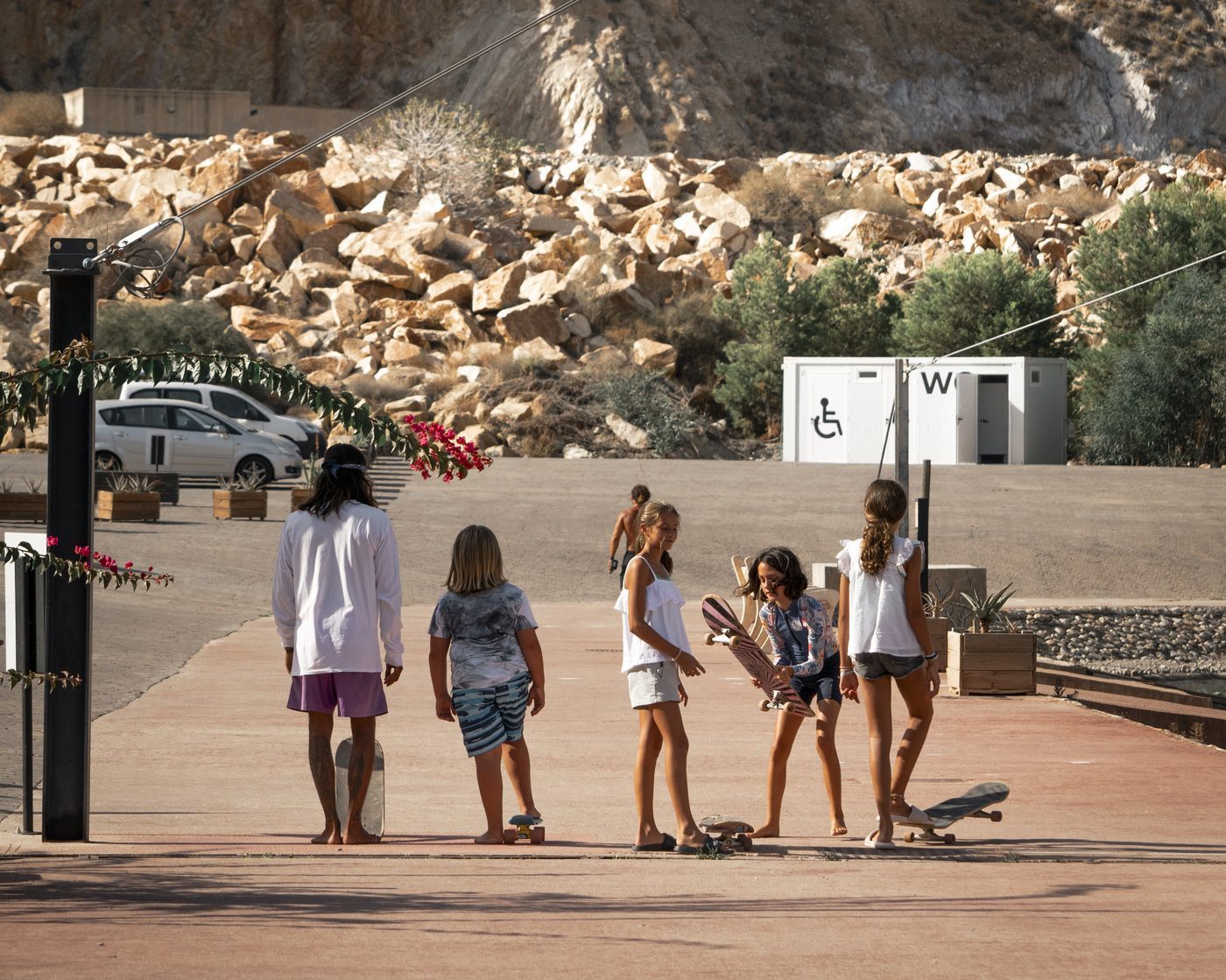 Lunar Kids Club — kinderen met trainers op de steiger