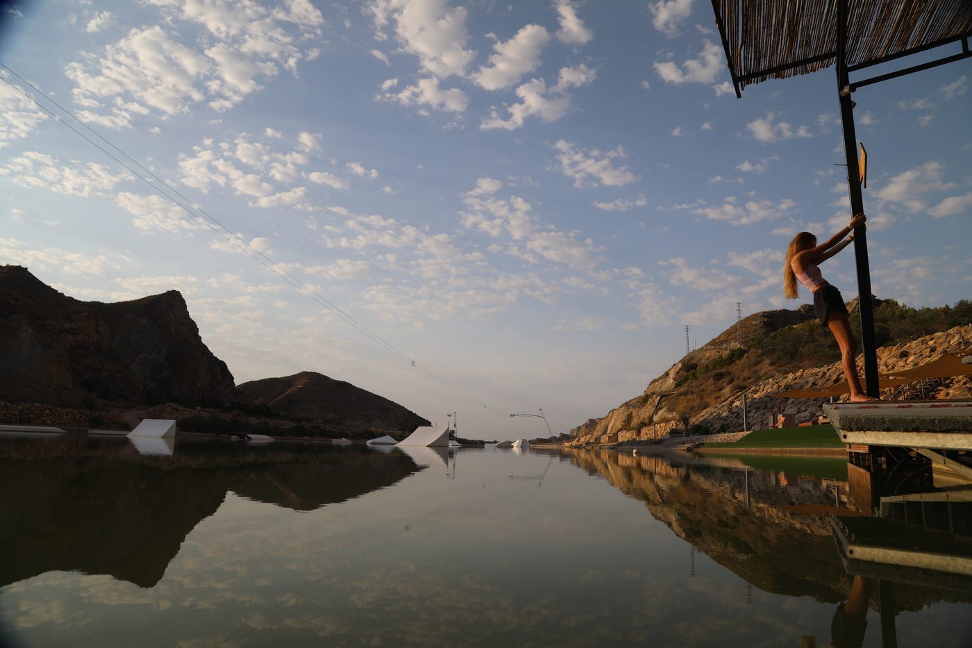 Vista al atardecer del lago y las montañas de Lunar Cable Park