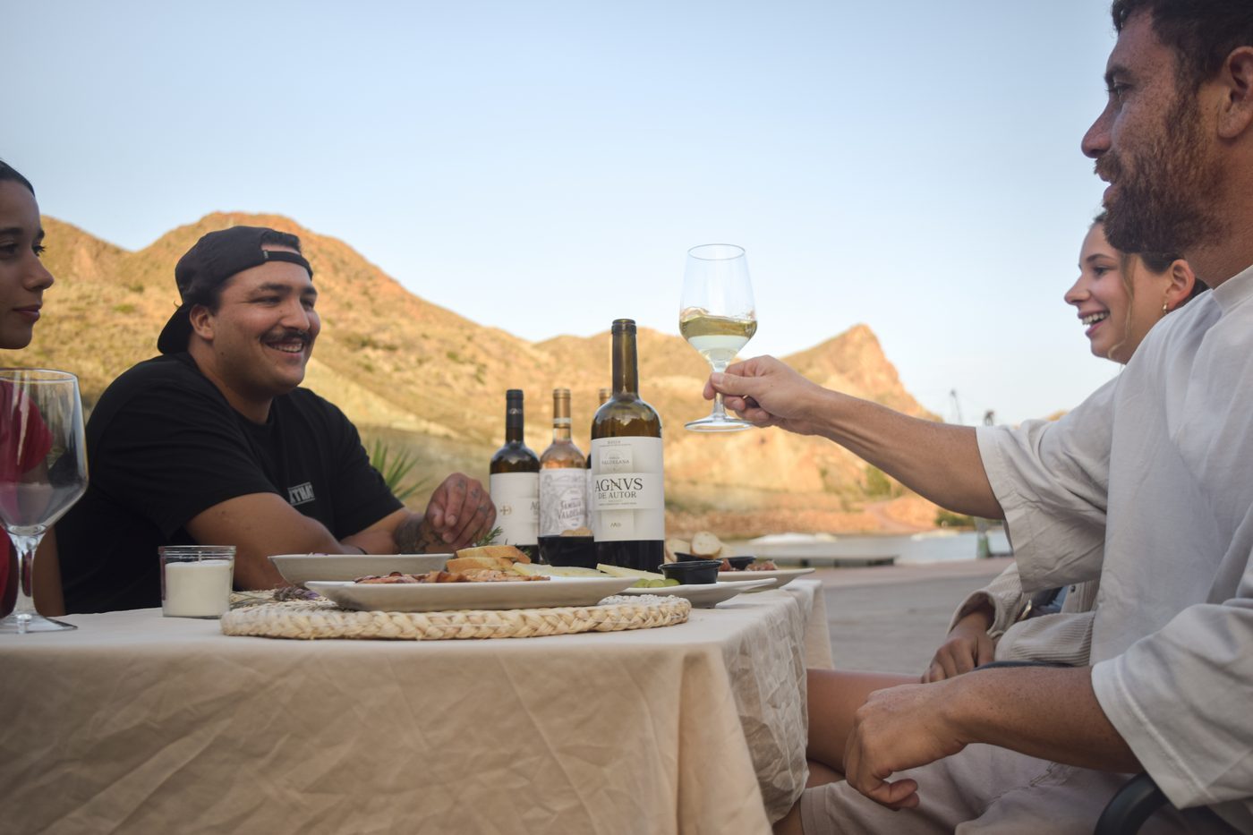 Para spożywająca posiłek w Lunar Beach Bar