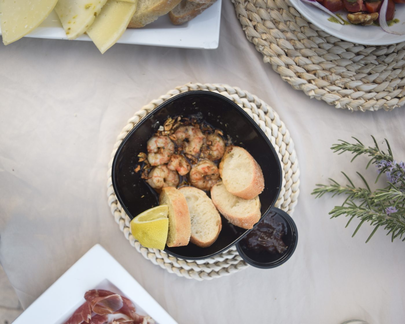 Jedzenie na świeżym powietrzu w Lunar Beach Bar